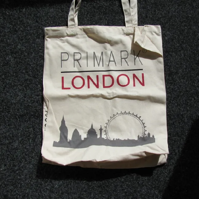 Frakt är inkluderat i priset! 
Oanvänd tygväska köpt i London på Primark. . Väskor.