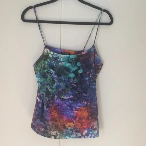  - superfint linne från Topshop💐använd men i väldigt fint skick💐linnet har en inbyggd topp💐säljer pga tyvärr för liten💐kan mötas upp i Uppsala eller Stockholm💐 priset är exklusive eventuell frakt💐