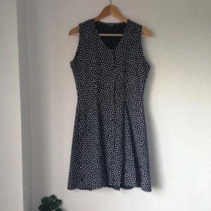  - Prickig vintage klänning med vid kjol. Knäppning längst hela framsidan. Märkning saknas, men uppskattar den till strl.36.