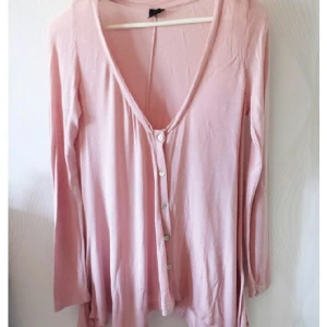  - Cardigan i gammelrosa 