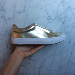  - Gyllene/champagne färgade sneakers från Zara. Väldigt bra skick, använda bara en gång.