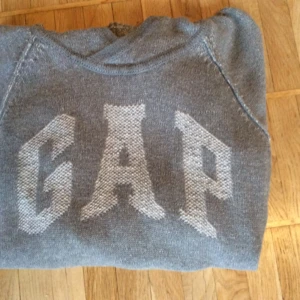  - Snygg GAP tröja med luva 