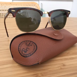  - I nyskick och garanterat äkta :) 
Har inget kvitto kvar men raybans logga är ingraverat på glaset för att garantera äktheten. Var väldigt svårt att fota gravyren men ni kan ana den på sista bilden.

500kr eller högstbjudande!

Kan skickad mot fraktkostnad eller hämtas upp i centrala Stockholm. 

Nypris 1750:-
