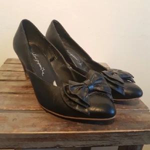  - Använda några gånger. Lite slitna på klacken. 🌿