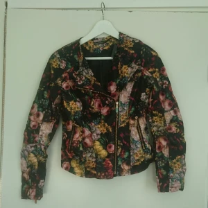  - Snygg och unik mönstrad jacka i bikermodell. Fakeskinn! Helt oanvänd med lapparna kvar, storlek 8/XS. 