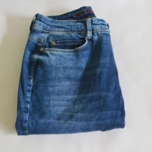  - Blåa jeans från Streetone i storlek medium. Använda två gånger. Bra skick! Frakt betalas av köpare.
