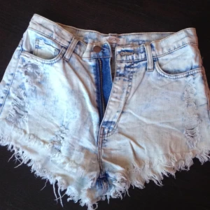  - Ljusa, slitna, högmidjade jeansshorts från Vibrant m.i.u i storlek medium. Helt oanvända.  

Kan mötas upp i Stockholms innerstad. 
Köparen står för eventuell frakt. 