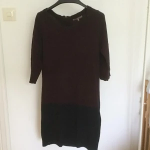  - Tvåfärgad stickad klänning ifrån Mint&berry. Något noppig. 