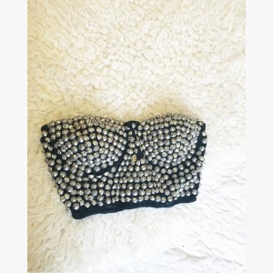  - Asball bustier från Bikbok
Använd endast en gång så är i bäst skick.
Storlek M men är LITEN i storleken så passar en S och inte M