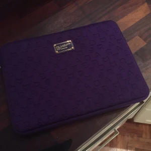  - Datafodral från marc by marc jacobs i lila. 2 år gammalt men i gott skick. Har dock tappat lite färg på märkesbrickan.(se bild ovan)Ordinariepris 500 kr, säljes för 250kr