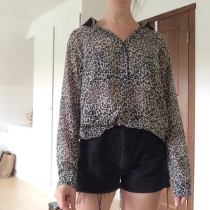  - Leopardskjorta 🐆 Lappen säger Small, men den är oversized. Tyget är lite genomskinligt, tunt och skirt.