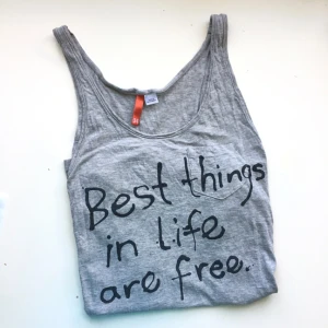  - Skönt loose-fit linne från Divided by H&M med texten "Best things in life are free". Tröjans lapp säger att den är strl 34, men eftersom det är en loose-fit modell passar den även större storlekar. Endast använd ett fåtal gånger och är i fint skick. 

Kan mötas upp i innerstan, Täby eller Vaxholm, annars står köparen för frakten. 