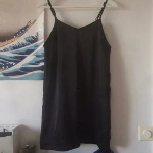  - Perfekt svart sidenklänning med reglerbara axelband :) helt oanvänd!