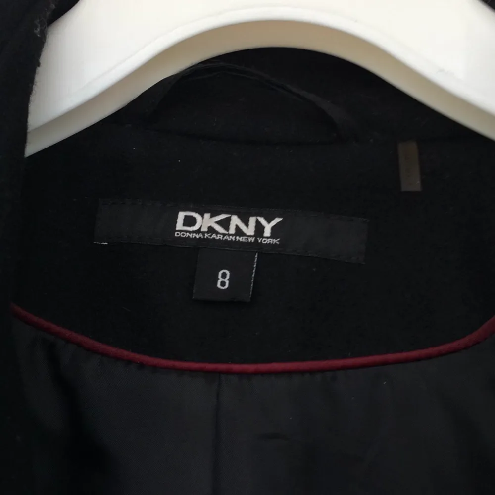 Höst-vinterjacka , svart med gulddetaljer, Äkta DKNY. Köpt i USA.. Jackor.