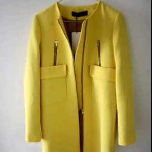  - Säljer min gula kappa från ZARA. I mycket bra skick. Skriv i chatten så skickar jag fler bilder på jackan! 