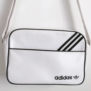  - Adidas original arliner bag! Nypris 400kr 
Grymt nice retroväska i jättebra skick! Man kan se att den är använd men inget fel på den! 

Fraktar den för 50kr 
Betalning sker via svisch 