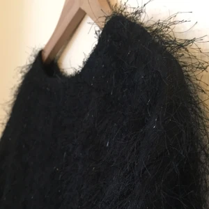  - Hårig myströja! 🎉✨
Köpt second hand - gissar att den är hemmasydd och uppskattar den till en medium. Liten slits på båda sidor.
Enkel, galen, fest och soffmys på samma gång!