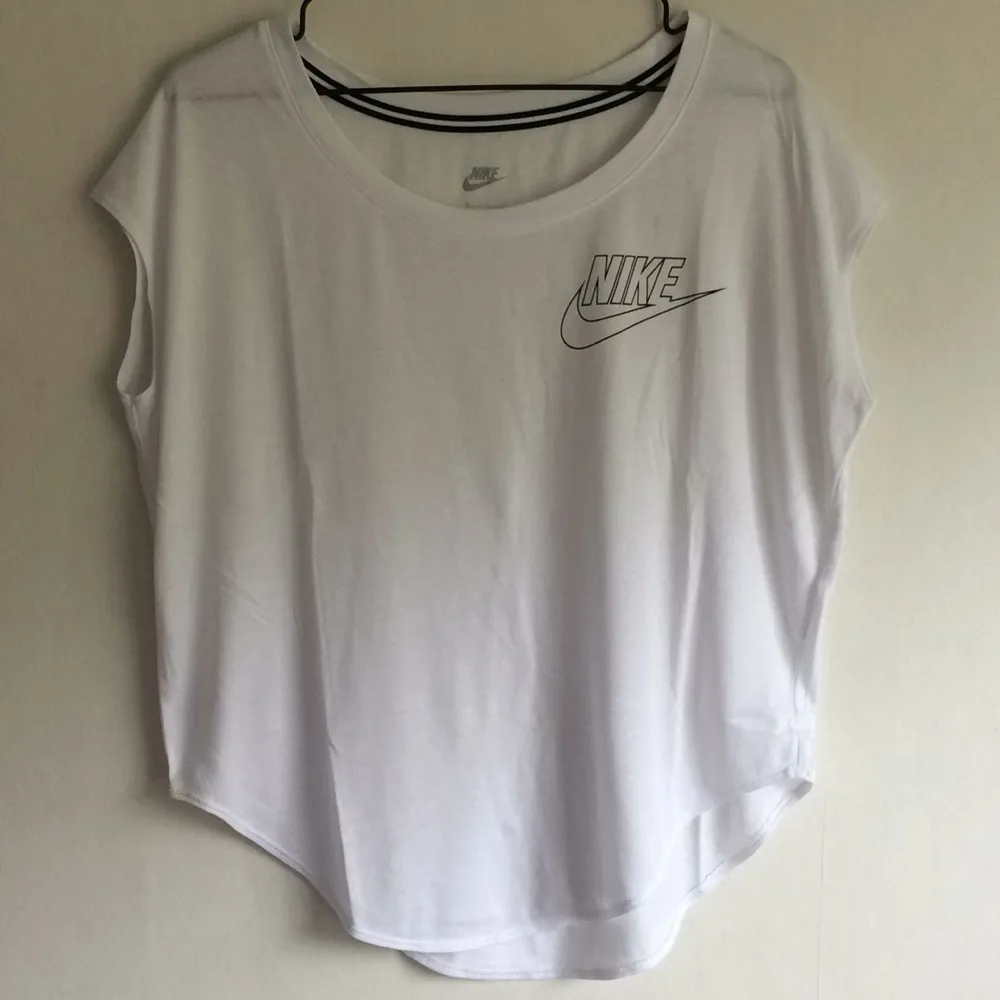 Tränings T-shirt från Nike i strl S
Använd en gång. Övrigt.