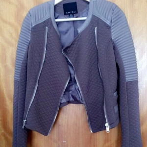  - Oanvänd jacka från New Yorker. Nypris 500kr. Fler bilder skickas om så önskas :) frakten ingår inte i priset