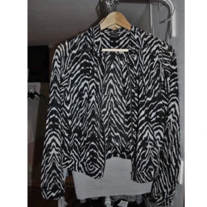  - Kofta i zebrafärgat mönster. Storlek - XS
Använd enstaka gånger. 

