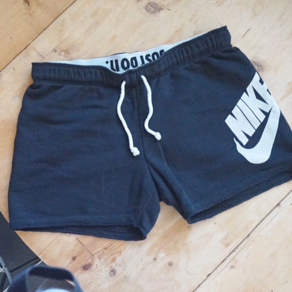Svarta Nike bomulls shorts som man kan vika över byxkanten på. Knappt använda!

. Shorts.