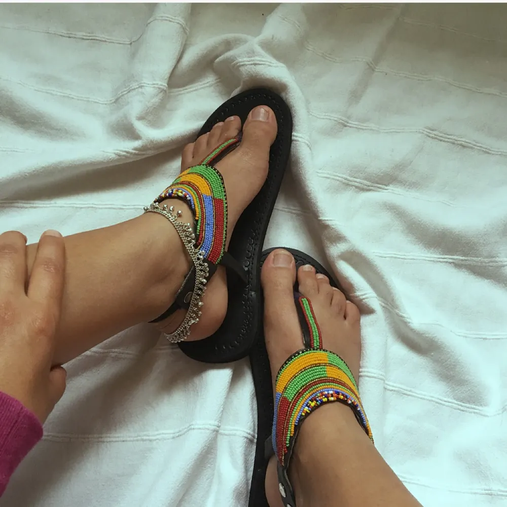 Säljer dessa vackra hemmagjorda masaj sandaler straight outta Kenya.🇰🇪 dessa sandaler har skapats av kvinnor i Kenya med sämre förutsättningar i samhället så att köpa dessa skulle bidra med något till det bättre.  P.S har flera av dessa sandaler i andra färger på lager.  (Storleken på dessa sandaler är 39 men passar någon med storlek 38.). Skor.