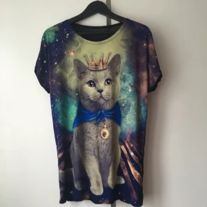  - Go galaxymönstrad katt-tisha! Köparen står för frakten! Tar helst emot betalning via swish! 