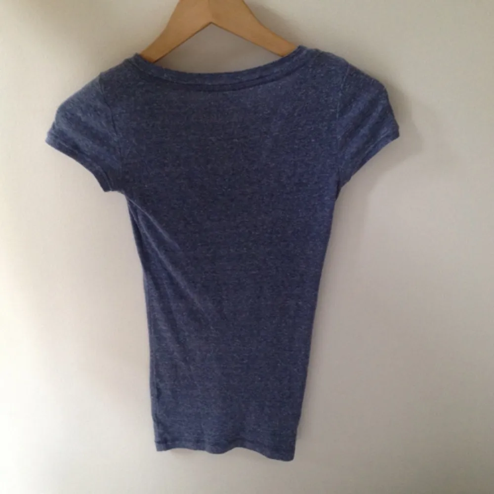 Aéropostale, tight blue shirt with buttons in front . Skjortor.