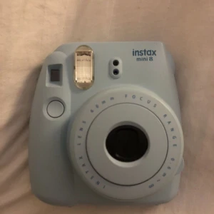  kamera  - Ljusblå Polaroid kamera 