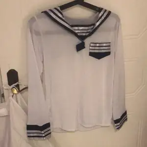 Säljer denna sailor tröjan då jag inte använder den. Storlek S men passar på M. Den är rätt så genomskinlig. Frakt 44kr.