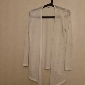 Vitt blus - En tunn vit kofta från club expres som stängdes i Västerås. 