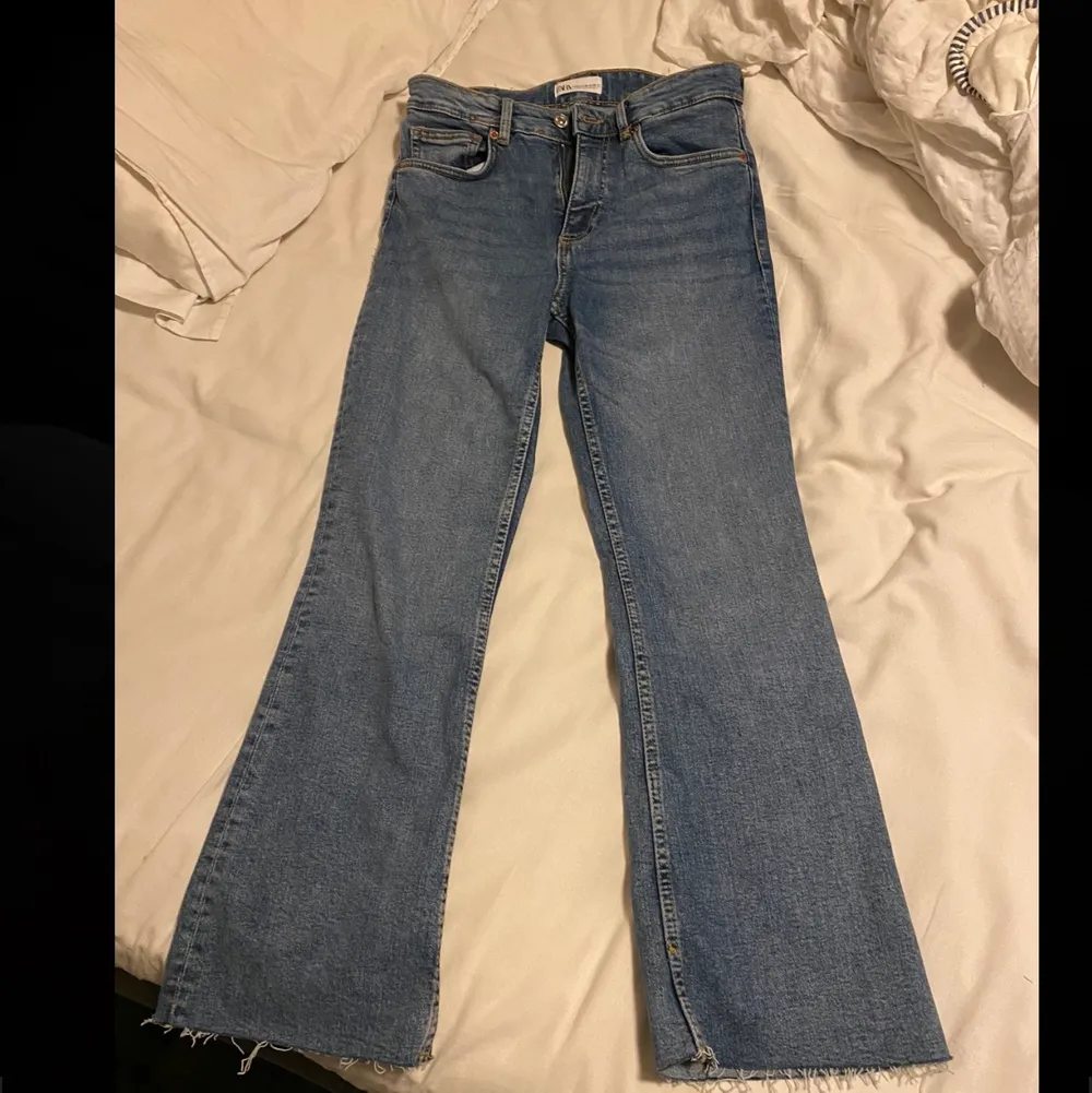 Säljer dessa jeans då dom aldrig kommer till användning. Skulle säga att dom kan både passar dig som har stl 36 och 38 beroende på hur man vill att dom ska sitta.. Jeans & Byxor.