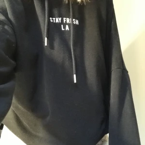 Storlek s - Svin cool hoodie från Forever 21 som är köpt i London. Skit snyggt tryck på ryggen❤️❤️⚡️ frakten ingår inte