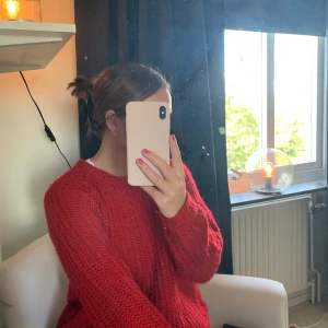 Stickad tröja - Säljer nu denna gosiga och varma stickade tröja från Nelly🥺