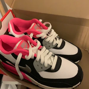 Nike skor - Super coola skor från nike, aldrig använda💗 kartong finns kvar! Pris kan diskuteras 