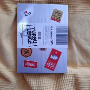 Kpop album got7 - Got7 album flight log turbu lence.                               Köpte albumet begagnat o säljer nu det eftersom jag inte vill ha det längre. Allting är med förutom klistermärkena, dom sitter på albumet. Köparen står för frakten.