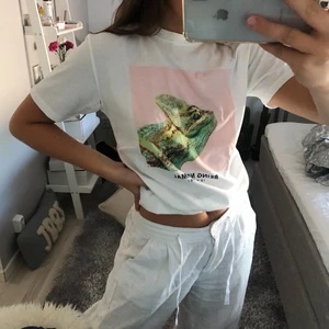 T-shirt  - T-shirt med kameleonttryck från Pull & Bear i storlek S. Jätte skönt material:) köparen står för frakten☺️
