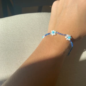 Pärlarmband  - Blått armband med lås.                                                           Frakt tillkommer på 11kr dvs frimärket.                              Jag gör smyckerna själv och därför går det att önska färg/mönster och om det ska vara en ring, ett halsband eller armband! Bara att skriva i kommentarerna