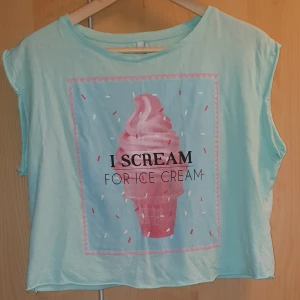 Mintgrön magtröja strl. M - Mintgrön magtröja från New Yorker med texten "I scream for ice cream", en rosa glass och strössel. Använd men i bra skick. Pris kan diskuteras. Skickas mot fraktkostnad.