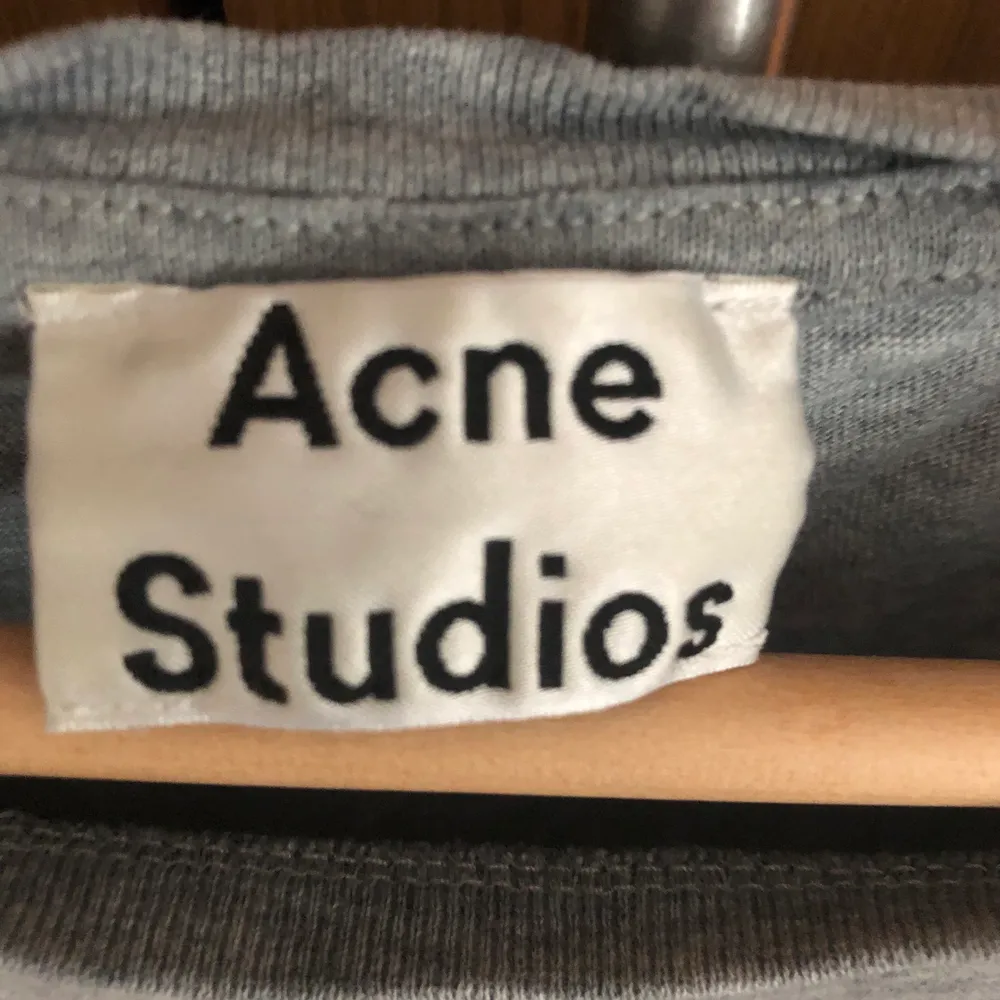 En nice t-shirt som är köpt på acne studios nytorgsgatan. Passar både xs och s. T-shirts.