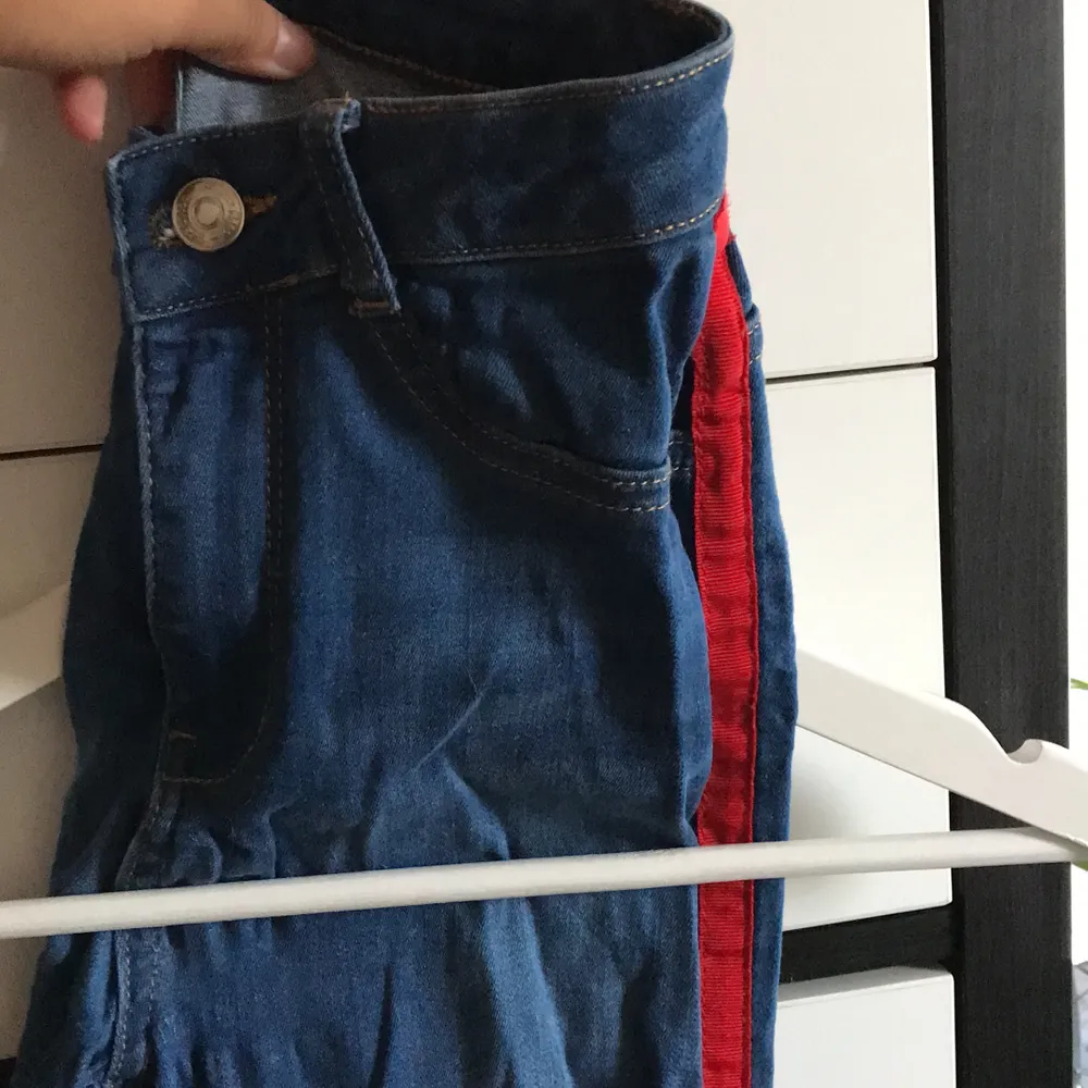 Blåa jeans med röda streck från gina Tricot i storlek S, Molly high waisted (lappen är avklippt) nypris är 500kr, frakt tillkommer💕. Jeans & Byxor.
