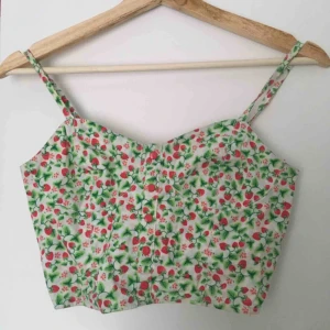  - Söt kort top med hallonmönster!