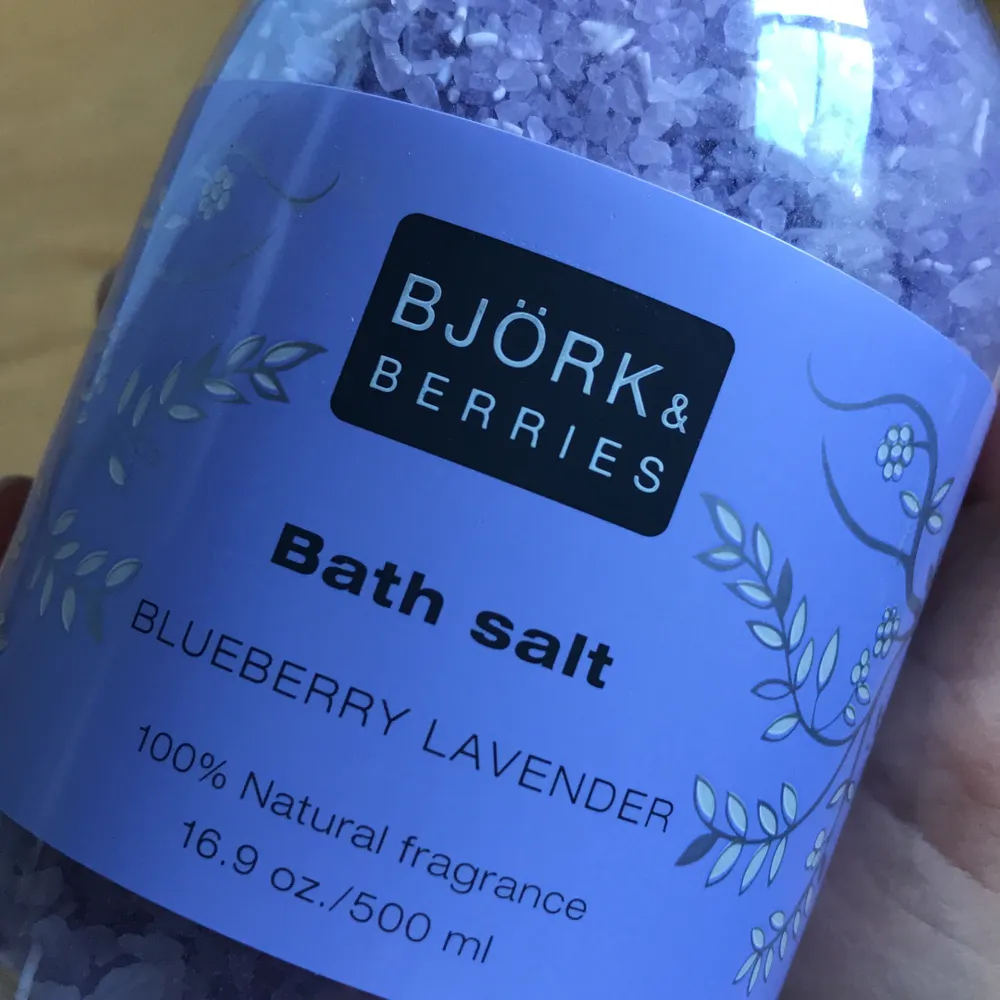 Lila blåbär/lavendel badsalt från Björkk&Berries. Helt oöppnad. . Övrigt.