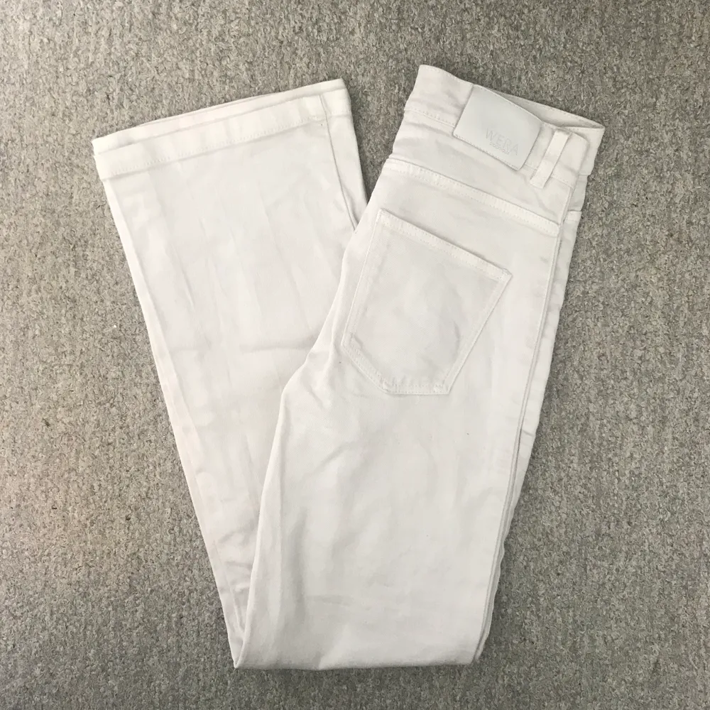 Raka, vita jeans från WERA som inte passar mig längre 🥺 Storlek 36, 140 kr + frakt (org pris 599:- eller 699:-). Jeans & Byxor.
