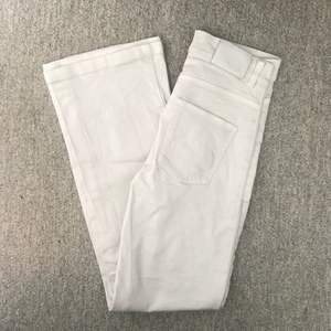 Raka, vita jeans från WERA som inte passar mig längre 🥺 Storlek 36, 140 kr + frakt (org pris 599:- eller 699:-)