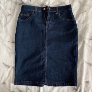 Jeanskjol - Jeanskjol i jättefint skick, köpt på Vero Moda 💗 Har mycket stretch och sitter jättefint på!