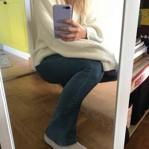 Blå bootcut jeans från ginatricot, storlek S. 120 kr INKLUSIVE frakt ✨