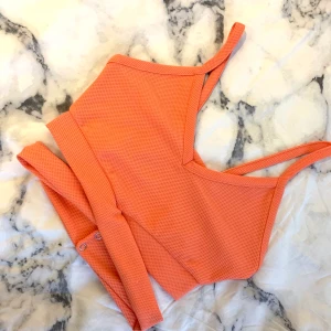 Topp - Korallfärgad topp, storlek 38 men passar en 36a! Endast använd en gång.