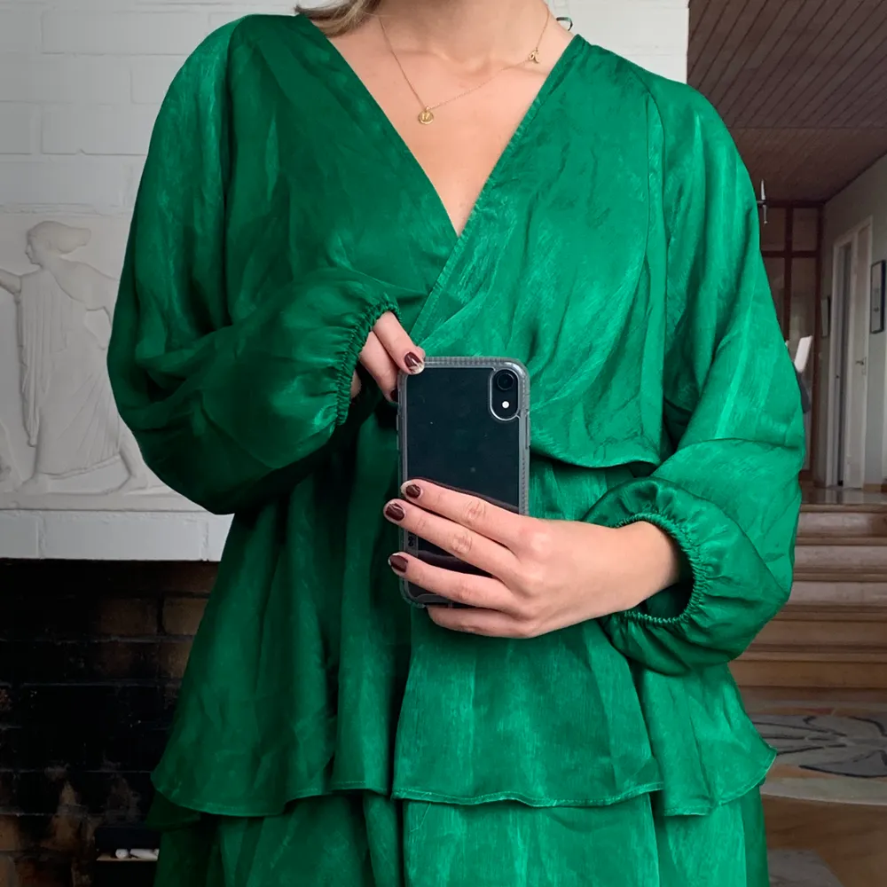 Säljer denna underbara klänning! Finaste gröna färgen som passar perfekt till hösten💕💕💕 endast använd två gånger. . Klänningar.