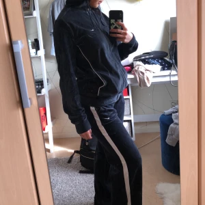 Nike velour set - Velour set från nike. Tröja med zip och byxor. Köparen står för frakt🖤🤍